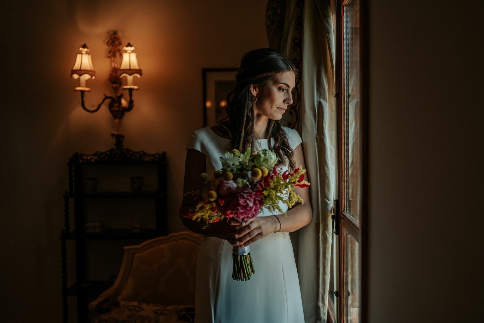 Noiva com bouquet no Vale Minhoto