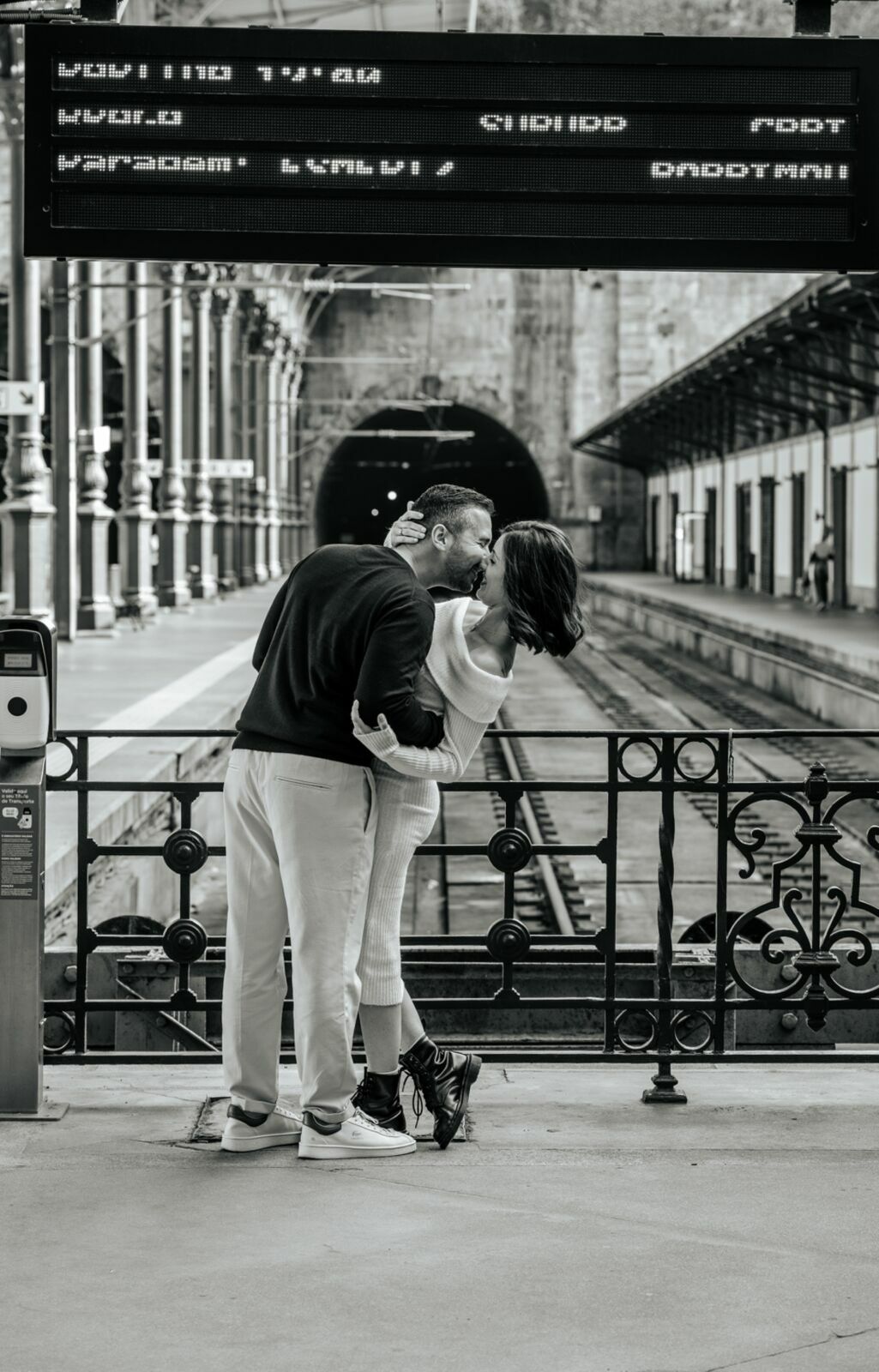 Casal na estação de comboios