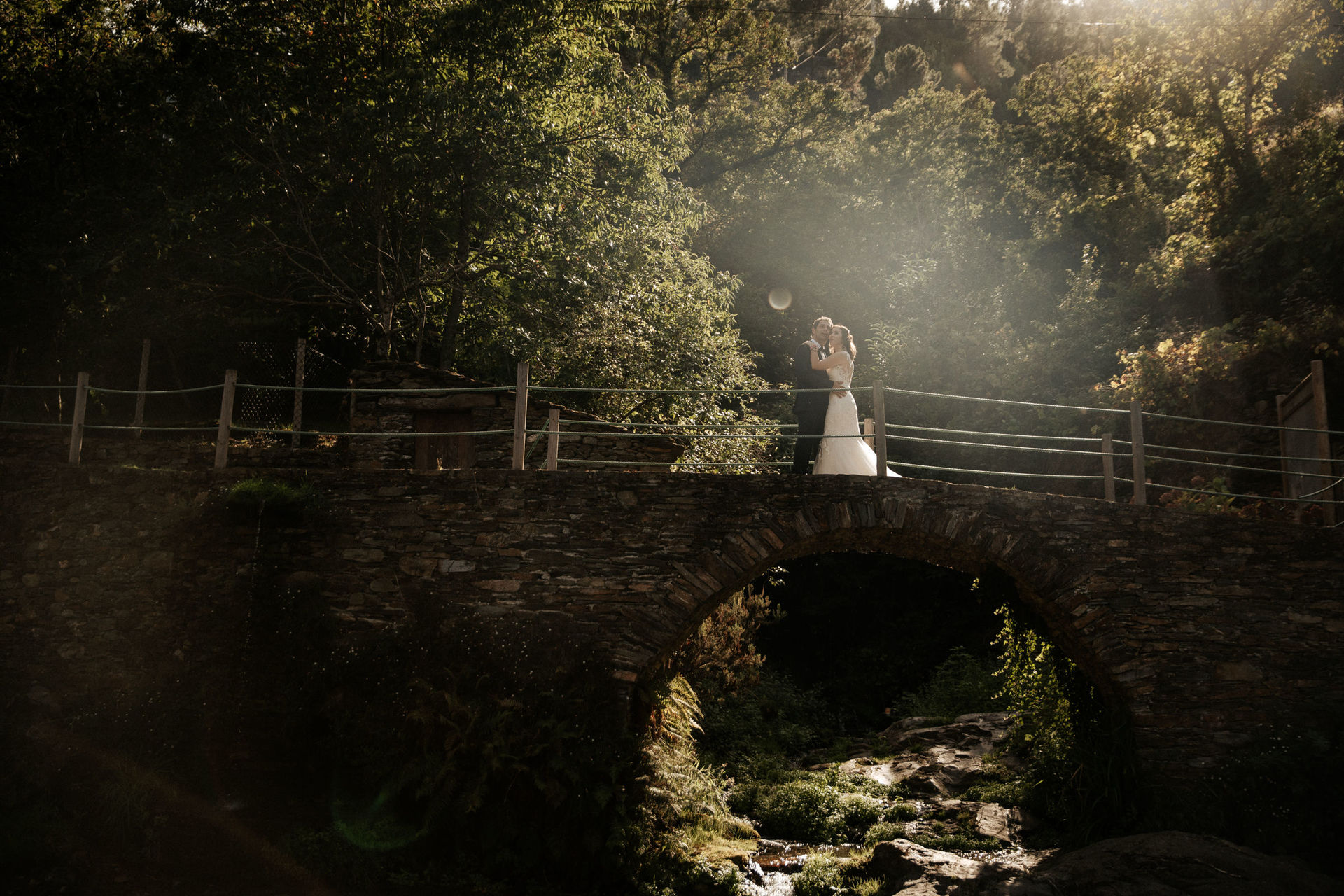 Casal na ponte de pedra